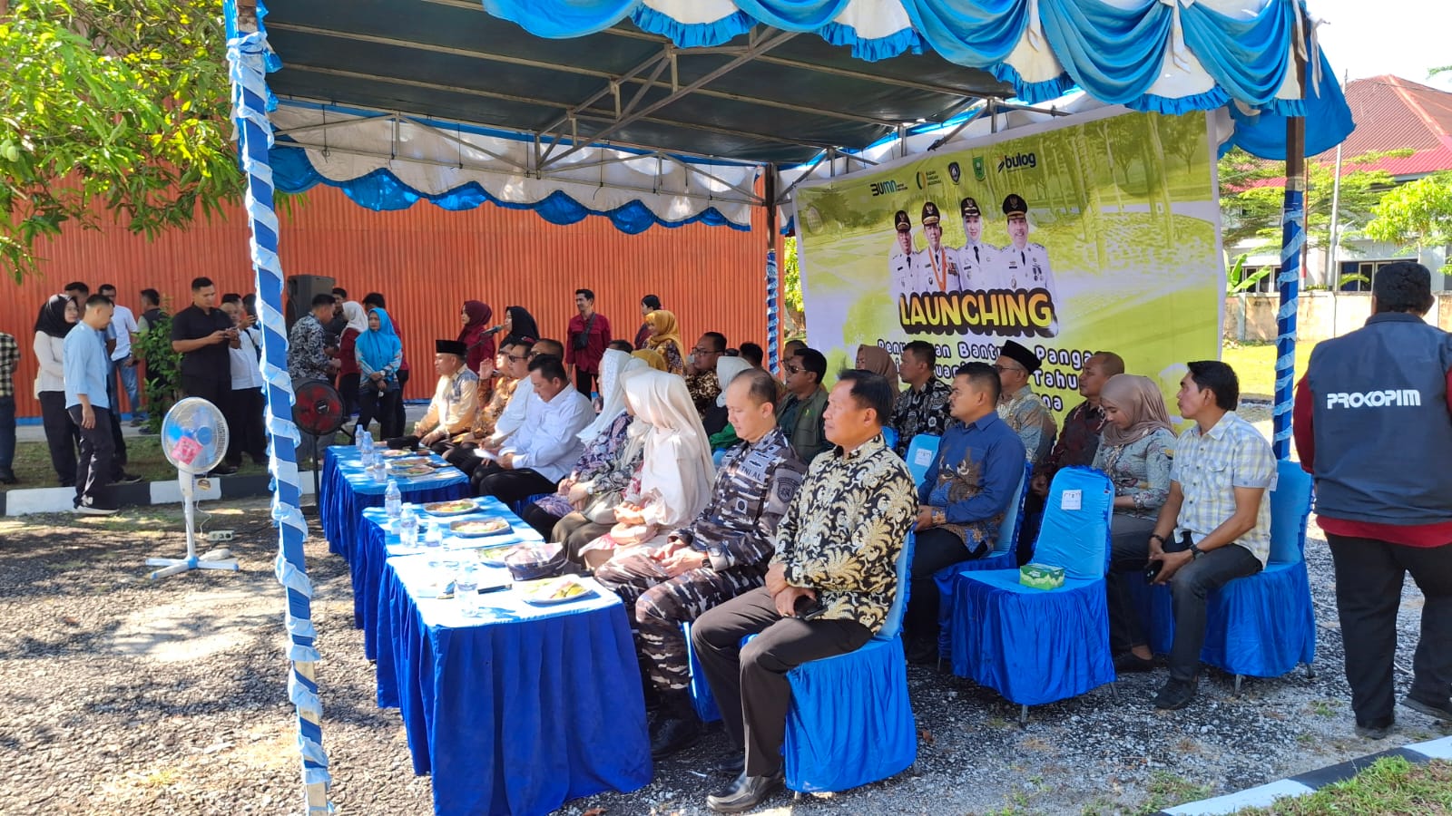 Penyaluran bantuan pangan oleh Gubernur Kepulauan Riau di Natuna