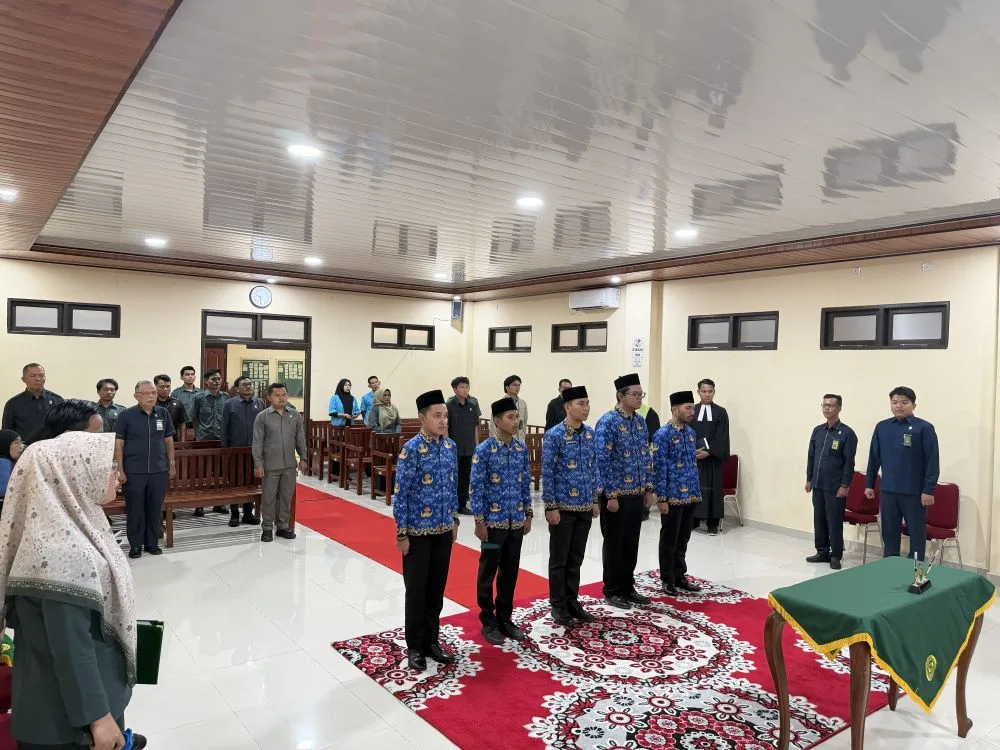Pengambilan sumpah calon pegawai negeri sipil di Ruang Sidang Cakra Pengadilan Negeri Natuna
