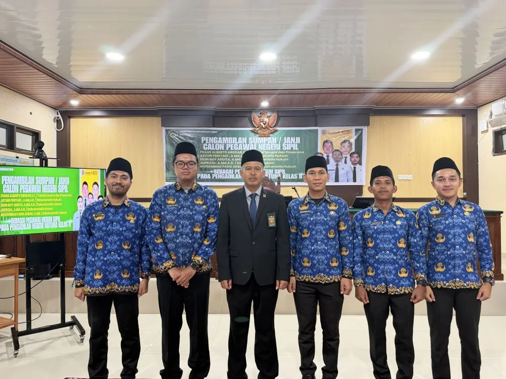 Pegawai negeri sipil yang baru disumpah berfoto bersama Wakil Ketua Pengadilan Negeri Natuna