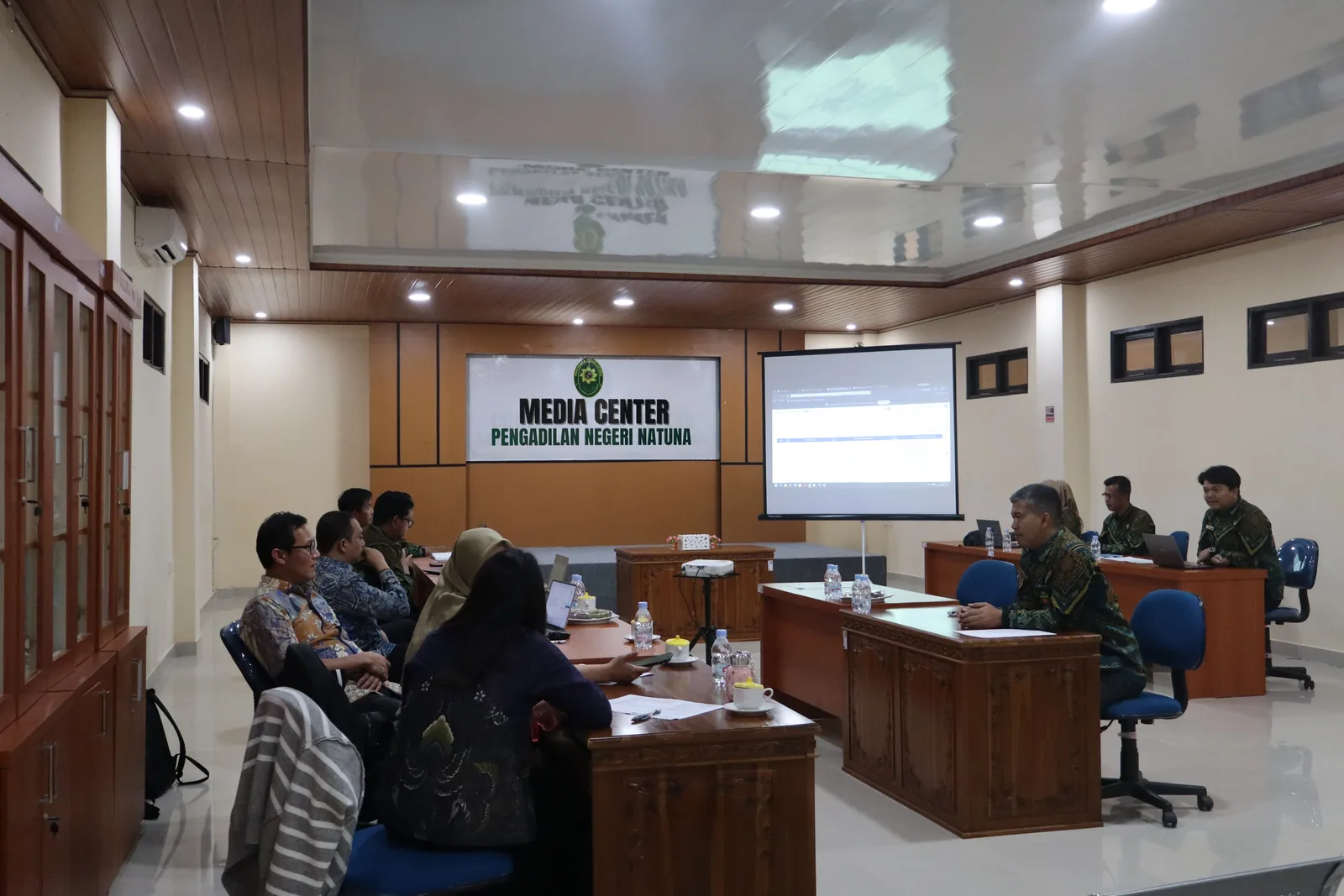 Tim asesor AMPUH memeriksa dokumen dan layanan bersama aparatur Pengadilan Negeri Natuna