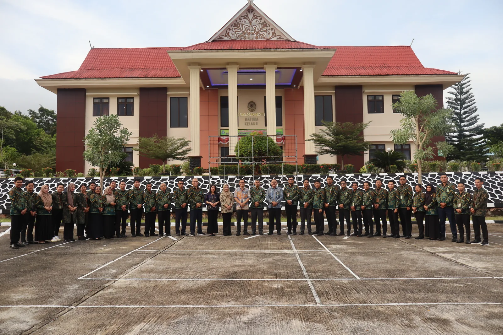 Tim Asesmen Ditjen Badilum dan jajaran Pengadilan Negeri Natuna berfoto bersama di halaman kantor