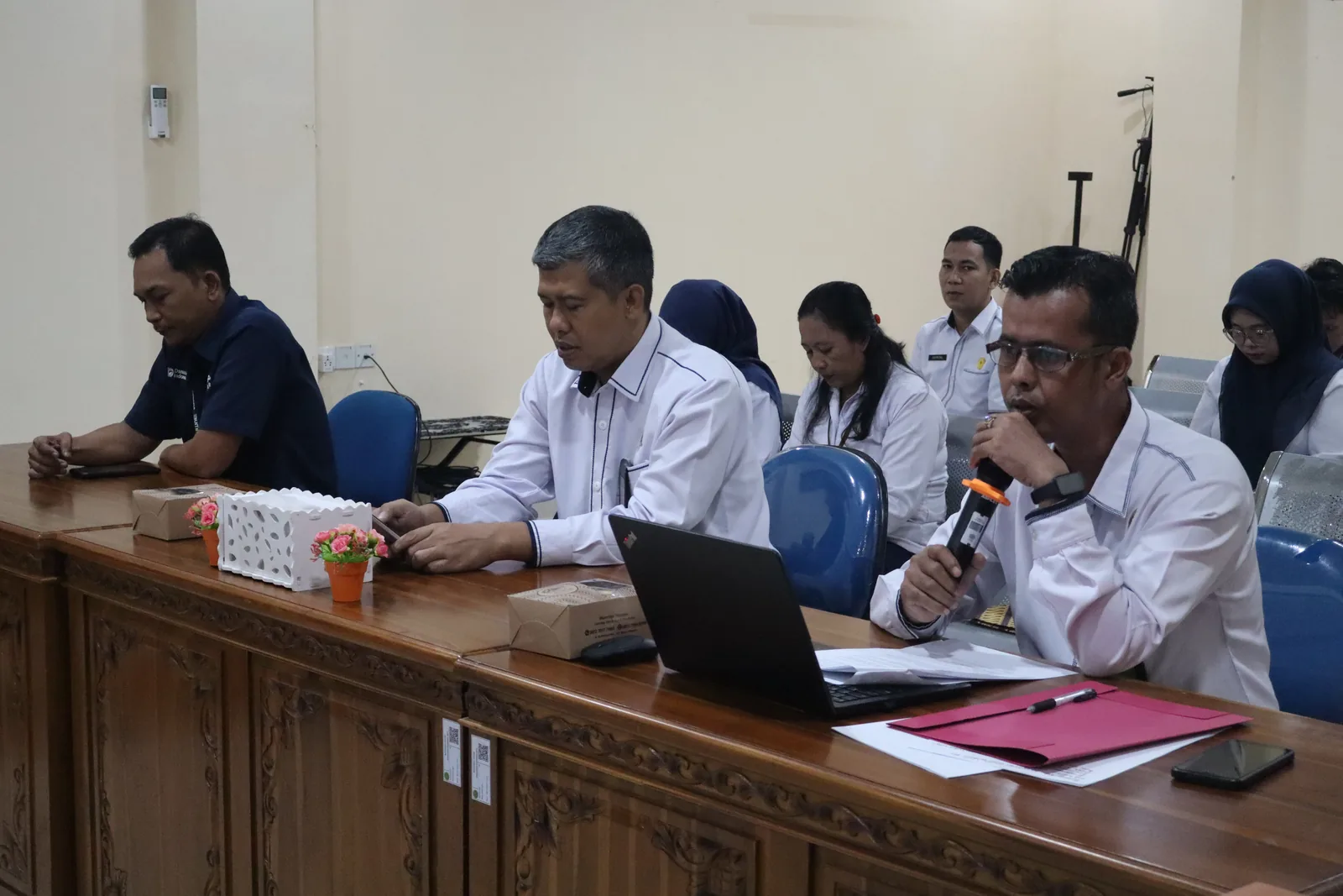 Pemaparan materi penyampaian panggilan lewat surat tercatat oleh Panitera PN Natuna dan perwakilan PT Pos Indonesia