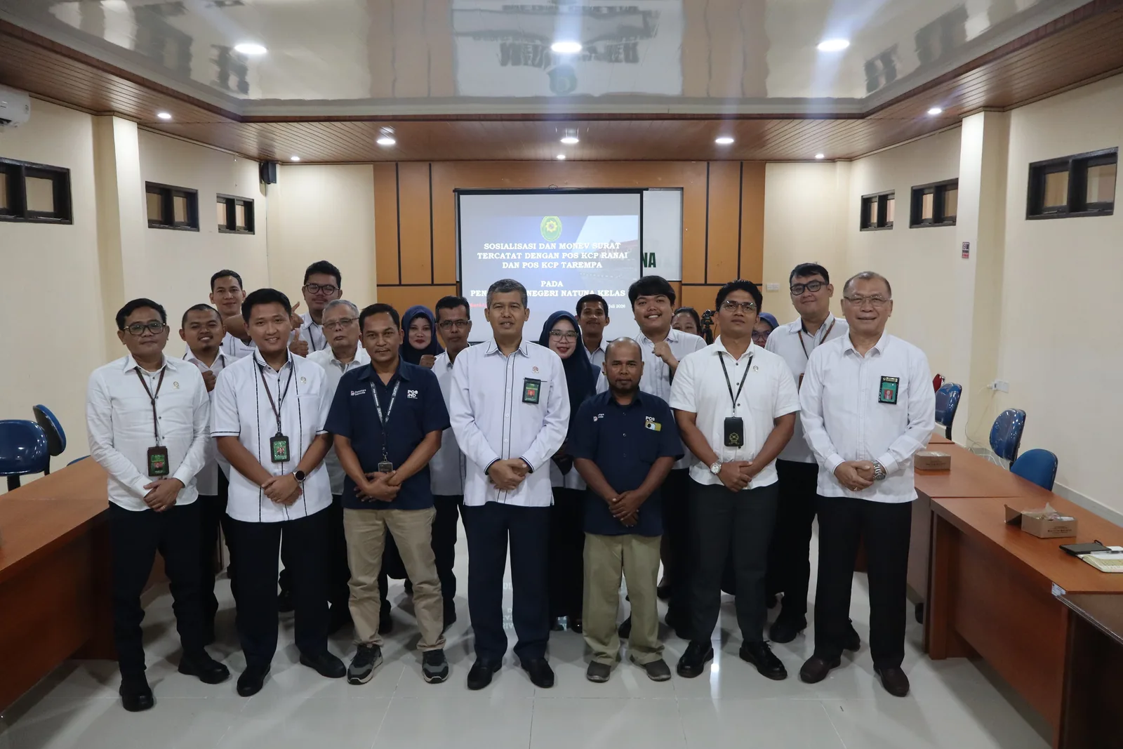 Peserta sosialisasi surat tercatat berfoto bersama seusai kegiatan