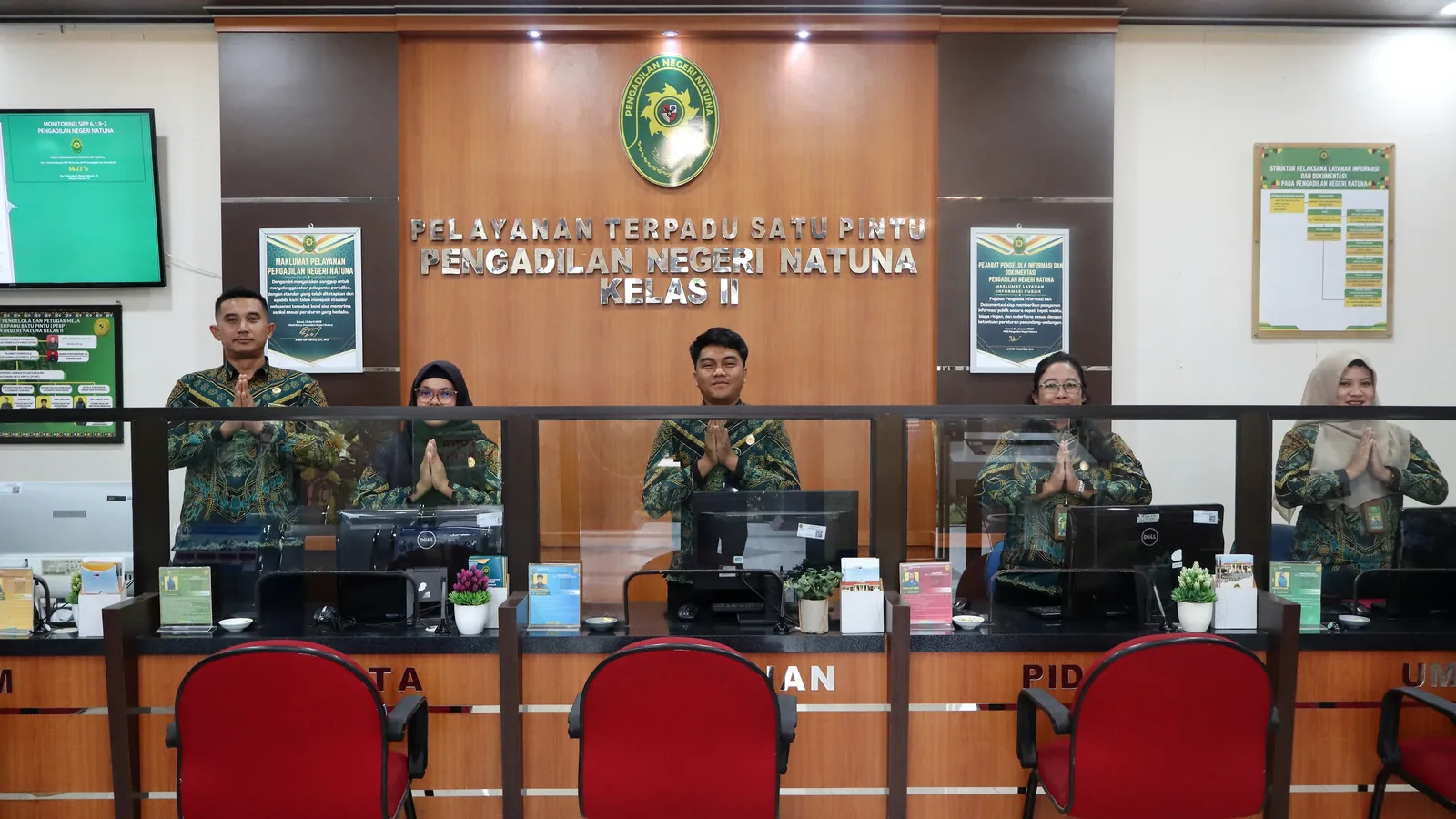 Petugas Pelayanan Terpadu Satu Pintu Pengadilan Negeri Natuna