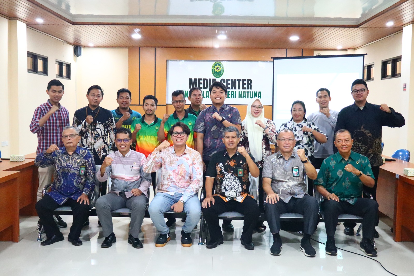 Peserta sosialisasi layanan BPJS Kesehatan berfoto bersama seusai kegiatan